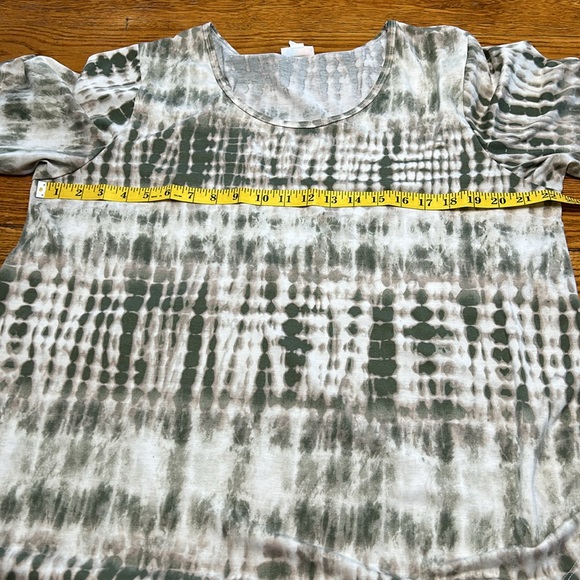 LulaRoe short sleeve tie dye top. Size 2XL.  Cream, tan and cream. - Picture 4 of 9